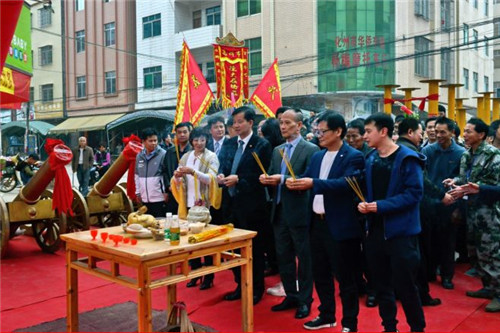 富佑集团董事局捐建笔亨村门楼隆重竣工