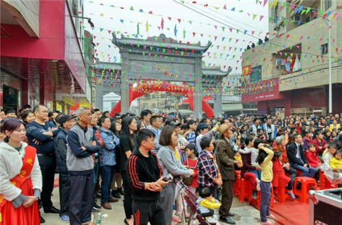 富佑集团董事局捐建笔亨村门楼隆重竣工