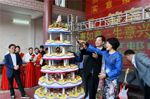 富佑集团董事局捐建笔亨村门楼隆重竣工