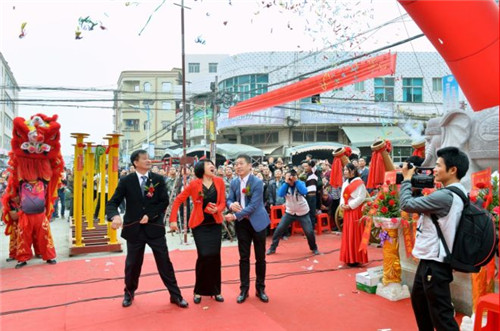 富佑集团董事局捐建笔亨村门楼隆重竣工