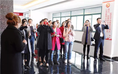 社会各界聚焦安然 深入安然公司参观