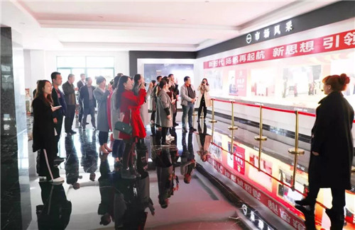 社会各界聚焦安然 深入安然公司参观