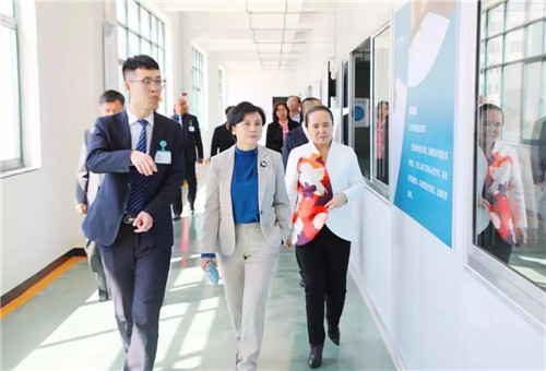 社会各界聚焦安然 深入安然公司参观