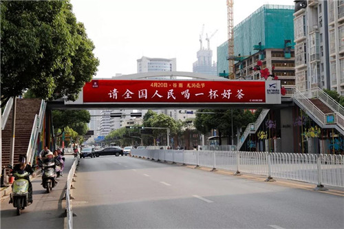 昆明全城筑起红色风景线，为理想龙润茶节打call！