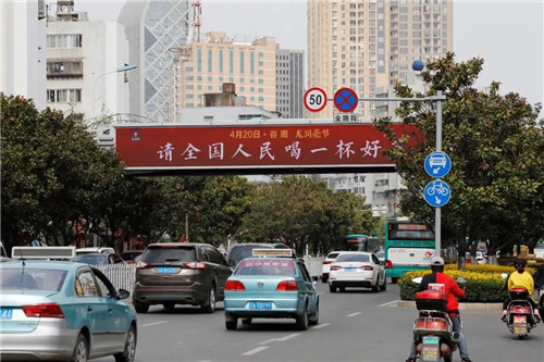 昆明全城筑起红色风景线，为理想龙润茶节打call！