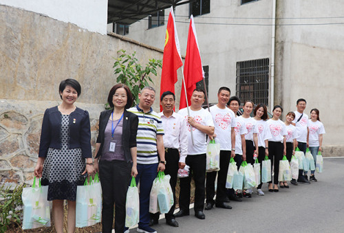 绿之韵志愿者走进洞阳镇敬老院慰问孤寡老人