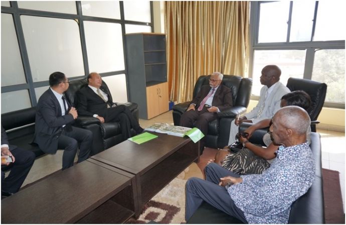 李金元董事长（图左二）同安钧博士（图中）及校方代表等人士探讨两校的合作计划