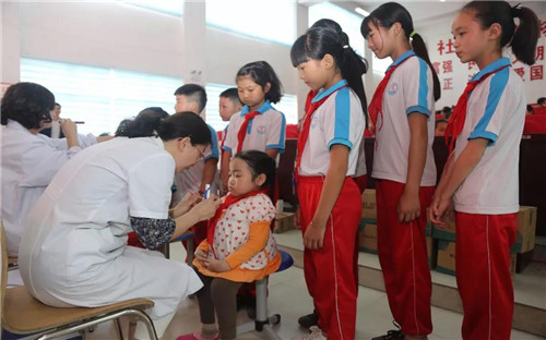 隆力奇走进贵州铜仁关爱贫困斜弱视儿童