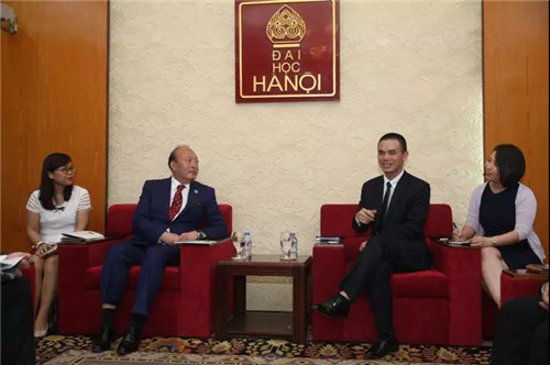 天狮董事李金元到访越南河内大学