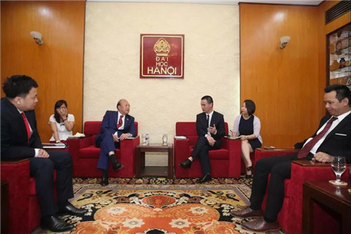 天狮董事李金元到访越南河内大学