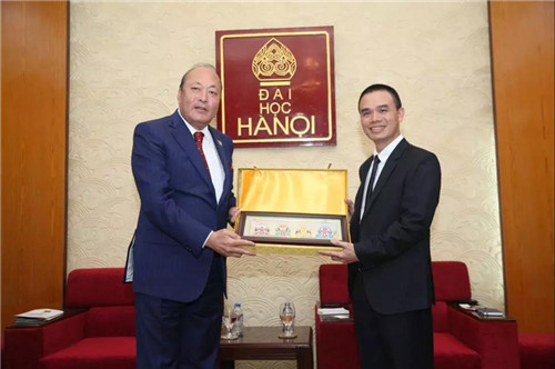 天狮董事李金元到访越南河内大学