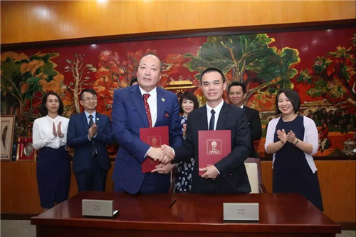 天狮董事李金元到访越南河内大学