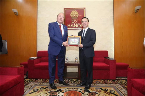 天狮董事李金元到访越南河内大学