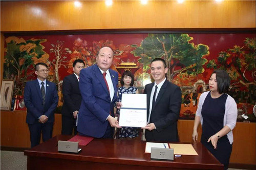 天狮董事李金元到访越南河内大学