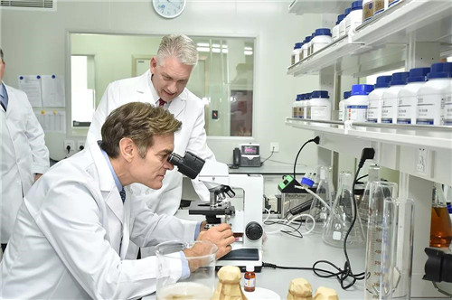 美国知名健康节目主持人奥兹医生应邀参观USANA葆婴中国工厂