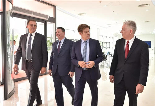 美国知名健康节目主持人奥兹医生应邀参观USANA葆婴中国工厂