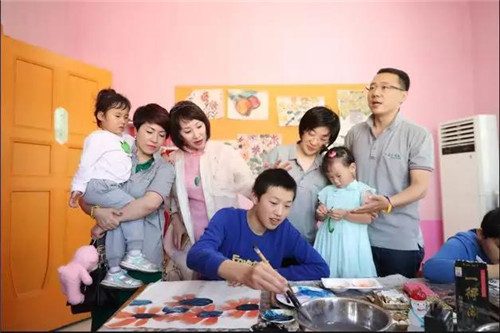 与爱同行,汉德森福人家族儿童福利院爱心行