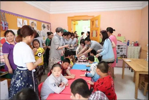 与爱同行,汉德森福人家族儿童福利院爱心行