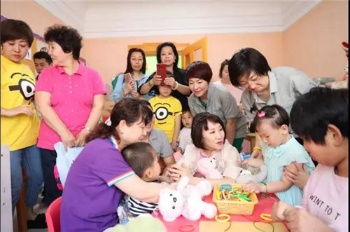 与爱同行,汉德森福人家族儿童福利院爱心行