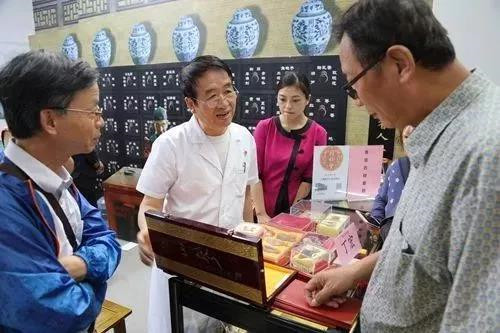 北京同仁堂老药铺将中药材鉴别为民服务带到京津冀非遗联展