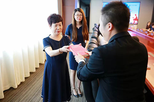 提升管理能力 康婷刘小兵与杨琪向高管赠书籍