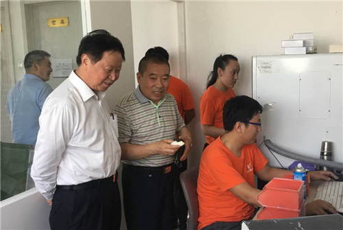 隆力奇董事长徐之伟考察东北口腔护理基地