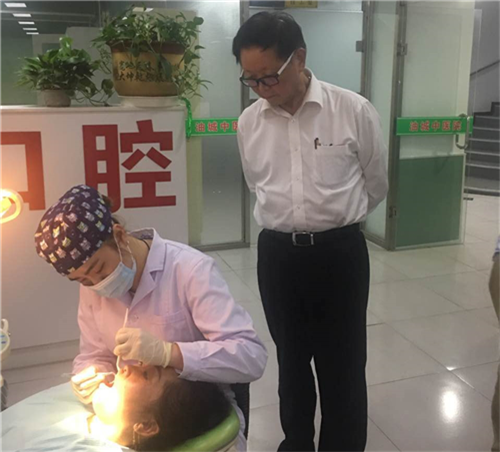 隆力奇董事长徐之伟考察东北口腔护理基地