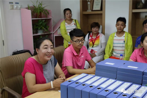 康婷捐助济南市明天儿童康复中心教师服装