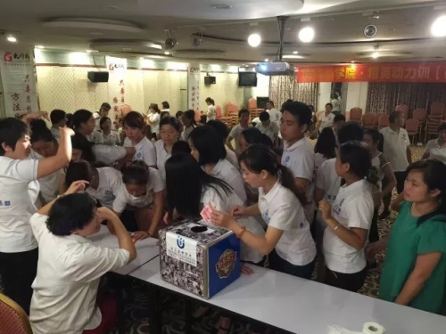 葆婴榜样腾飞爱心之家慈善团队诠释爱的力量