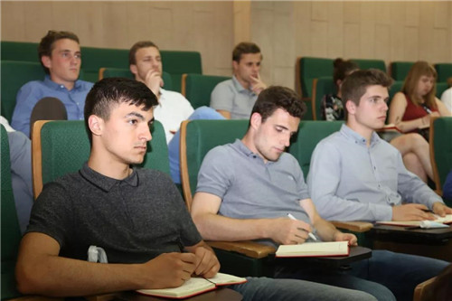 比利时安特卫普大学学生团考察隆力奇