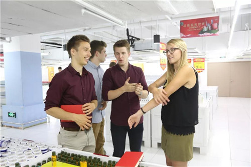 比利时安特卫普大学学生团考察隆力奇