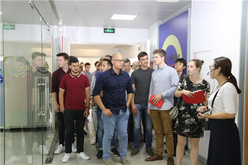 比利时安特卫普大学学生团考察隆力奇