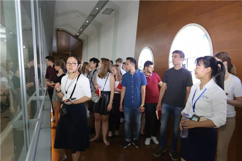比利时安特卫普大学学生团考察隆力奇