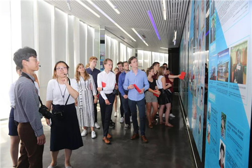 比利时安特卫普大学学生团考察隆力奇