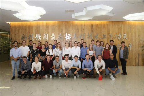 比利时安特卫普大学学生团考察隆力奇