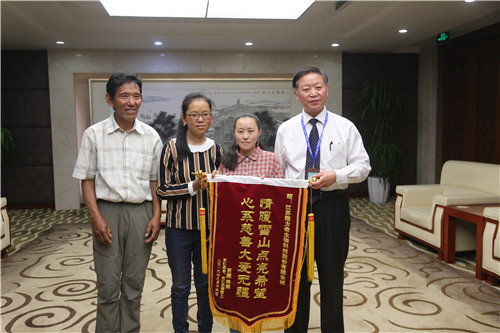 隆力奇圆梦西藏女孩治愈眼疾