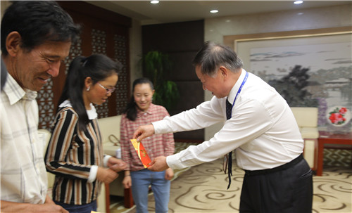 隆力奇圆梦西藏女孩治愈眼疾