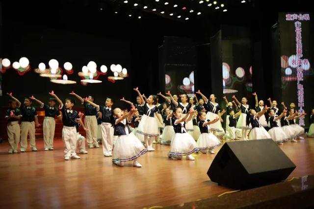 彭墩电商应邀参加“健康扶贫、你我同行健康扶贫基金募捐晚会”