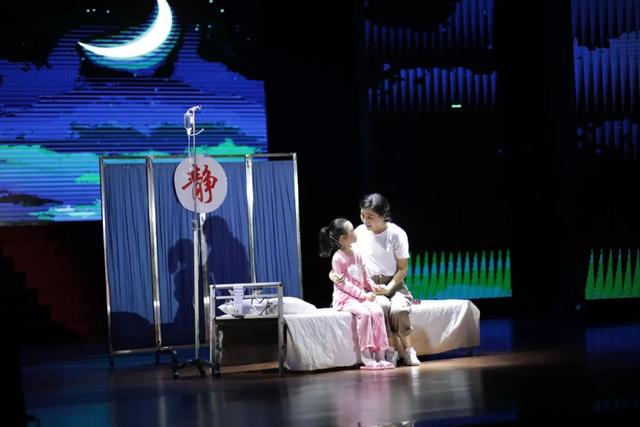 彭墩电商应邀参加“健康扶贫、你我同行健康扶贫基金募捐晚会”