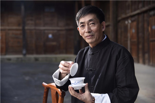 理想科技龙润茶技术总工卫宗成荣获“普洱茶传承工艺大师”称号