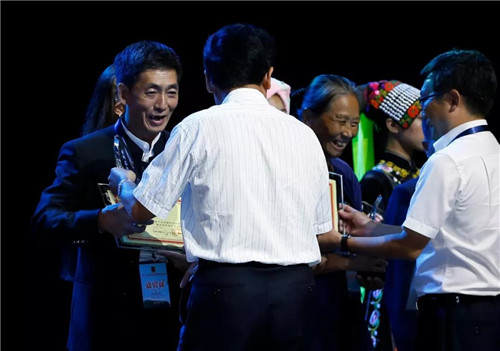 理想科技龙润茶技术总工卫宗成荣获“普洱茶传承工艺大师”称号