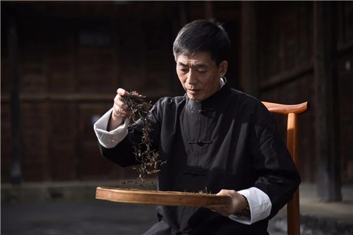 理想科技龙润茶技术总工卫宗成荣获“普洱茶传承工艺大师”称号