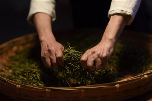 理想科技龙润茶技术总工卫宗成荣获“普洱茶传承工艺大师”称号