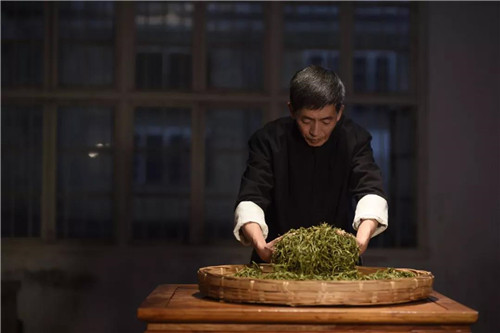 理想科技龙润茶技术总工卫宗成荣获“普洱茶传承工艺大师”称号