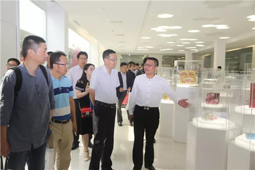 中国轻工商会洗化护分会一届三次理事长会议在隆力奇举行