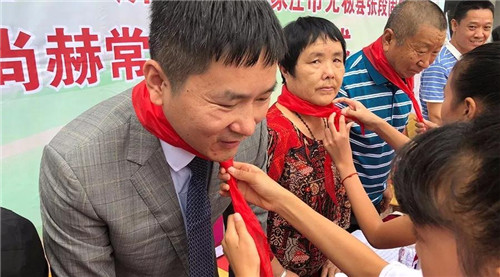 用脚步丈量公益广度 尚赫“让爱传出去”公益小学三省揭牌