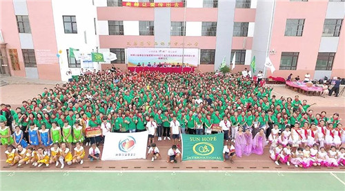 用脚步丈量公益广度 尚赫“让爱传出去”公益小学三省揭牌