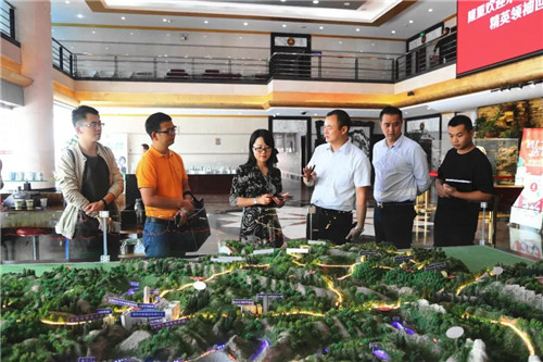 腾冲市招商局局长张晓英一行莅临龙润、理想,聚焦大健康产业发展