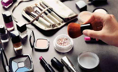 本土化妆品品牌口碑提升，千禧一代注重高端体验