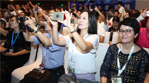 著名经济学家郎咸平助阵绿叶深圳高峰论坛